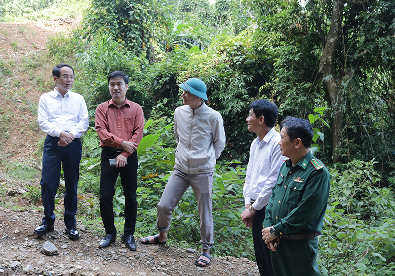 Phó Chủ tịch UBND tỉnh Phan Mạnh Hùng kiểm tra thực địa đường vào bản Bạch Đàn.