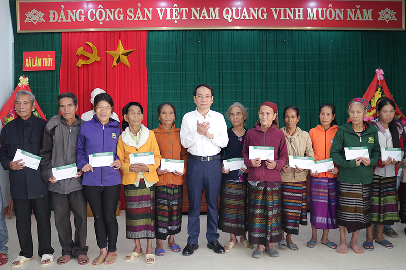 Phó Chủ tịch UBND tỉnh Phan Mạnh Hùng trao quà cho các hộ dân có hoàn cảnh khó khăn trên địa bàn xã Lâm Thuỷ.