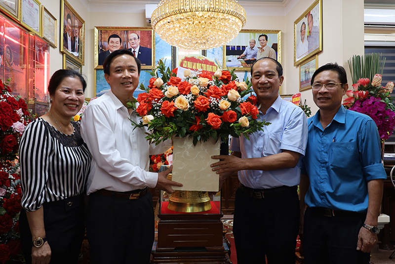 Lãnh đạo LĐLĐ tỉnh tặng hoa chúc mừng Công ty CP Xuất nhập khẩu Quảng Bình nhân Ngày Doanh nhân Việt Nam.