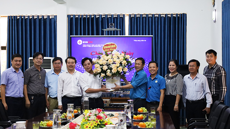 Đại diện lãnh đạo LĐLĐ tỉnh tặng hoa chúc mừng Công ty Điện lực Quảng Bình nhân Ngày Doanh nhân Việt Nam.