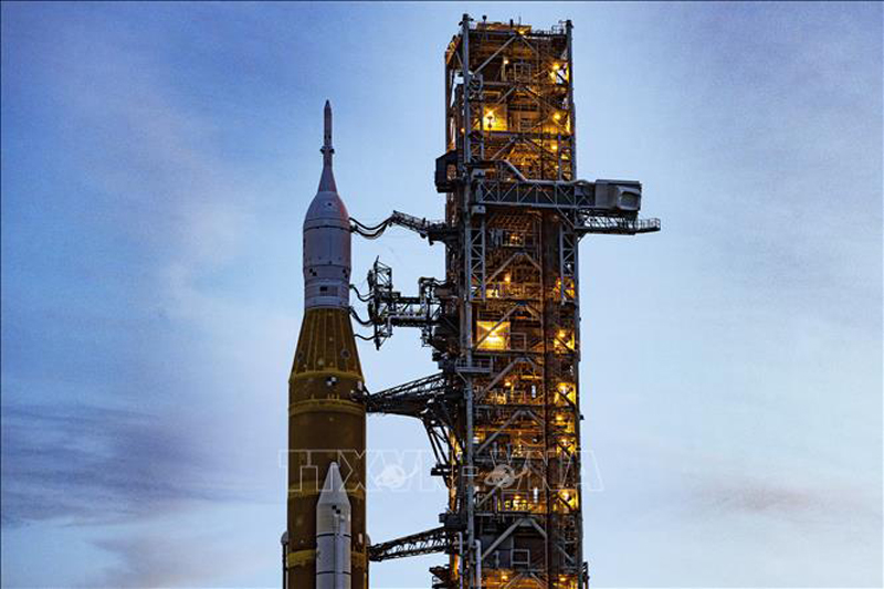 Tên lửa đẩy đưa tàu vũ trụ Orion lên Mặt Trăng trong sứ mệnh Artemis 1 tại bệ phóng ở trung tâm vũ trụ Kennedy thuộc Cape Canaveral, bang Florida (Mỹ) ngày 27/9/2022. Ảnh: AFP/TTXVN