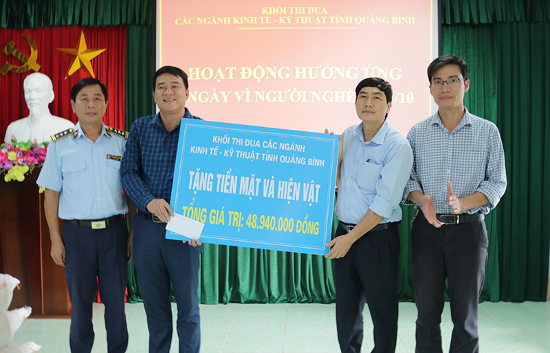 Khối thi đua các ngành Kinh tế-Kỹ thuật trao qùa cho Trung tâm Chăm sóc và Phục hồi chức năng cho người tâm thần tỉnh Quảng Bình.