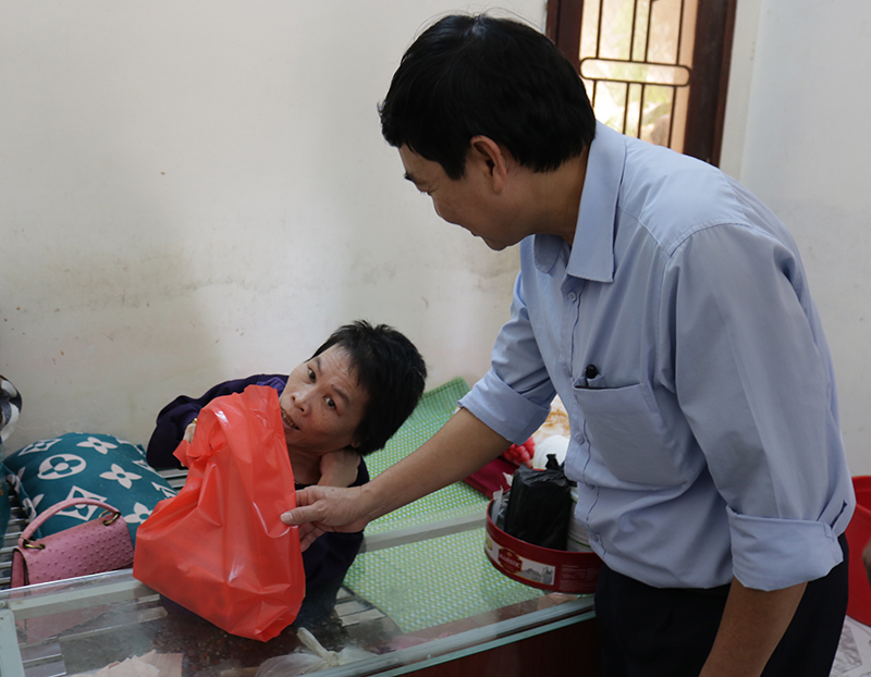 Trao qùa cho các đối tượng xã hội ở Trung tâm công tác xã hội tỉnh Quảng Bình.
