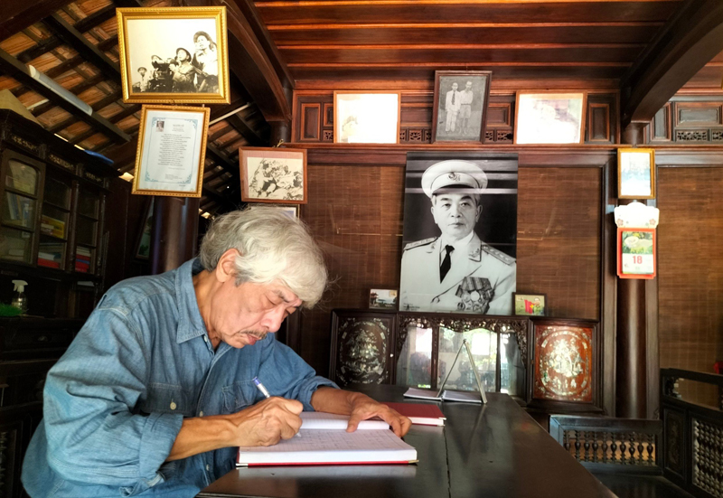 Nhà văn Bảo Ninh thăm nhà lưu niệm Đại tướng Võ Nguyên Giáp.