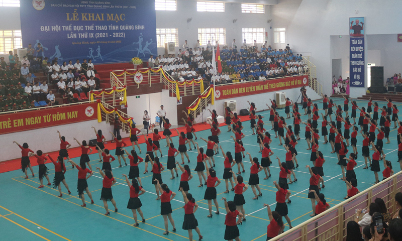 Chị em phụ nữ đồng diễn dân vũ tại lễ khai mạc Đại hội TDTT tỉnh Quảng Bình lần thứ IX năm 2021-2022.