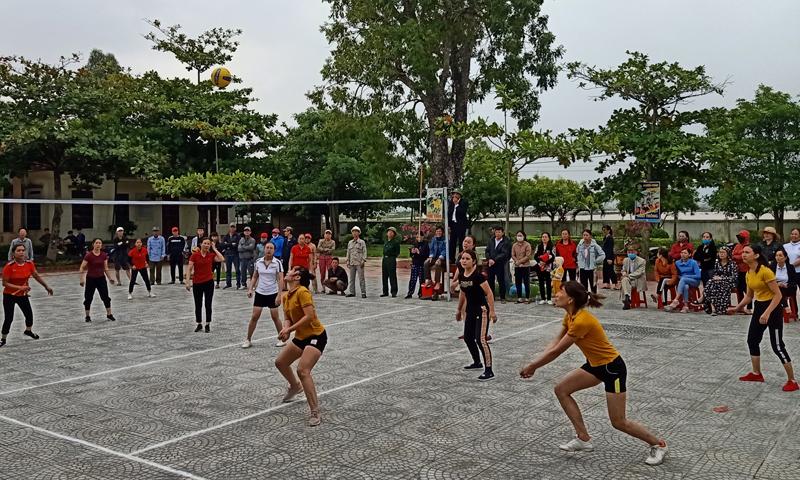 Phụ nữ thị trấn Hoàn Lão (Bố Trạch) thi đấu bóng chuyền.