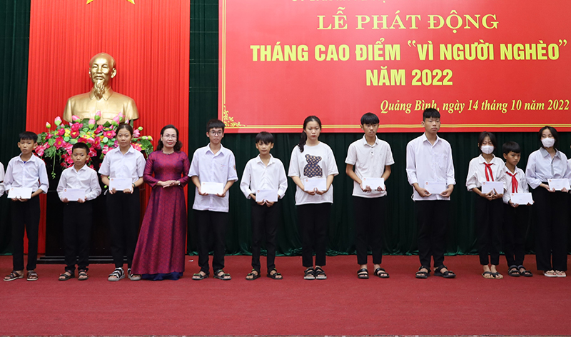 Đồng chí Phạm Thị Hân trao học bổng chương trình tiếp sức đến trường và con nuôi biên phòng cho các em học sinh.