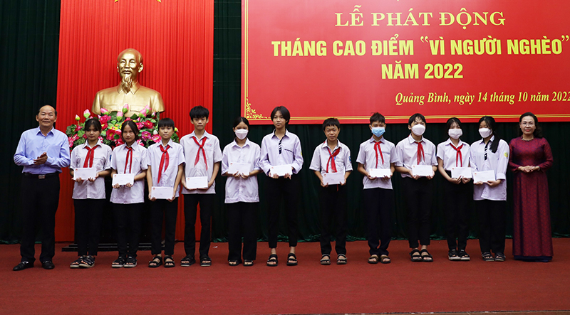  Đồng chí Phạm Thị Hân và đại diện Hội Khuyến học tỉnh trao học bổng cho học sinh mồ côi, có hoàn cảnh khó khăn.