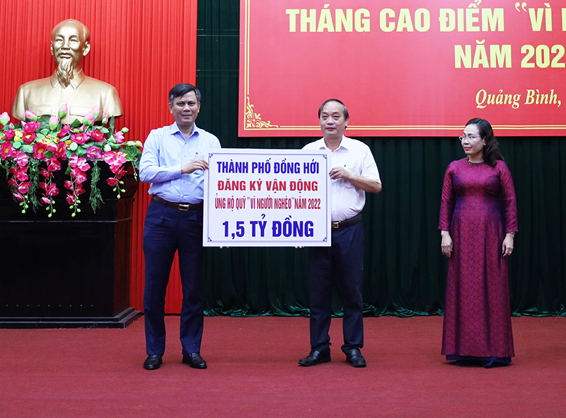 Đồng chí Trần Thắng và  đồng chí Phạm Thị Hân tiếp nhận ủng hộ Quỹ “Vì người nghèo” tỉnh từ các đơn vị.
