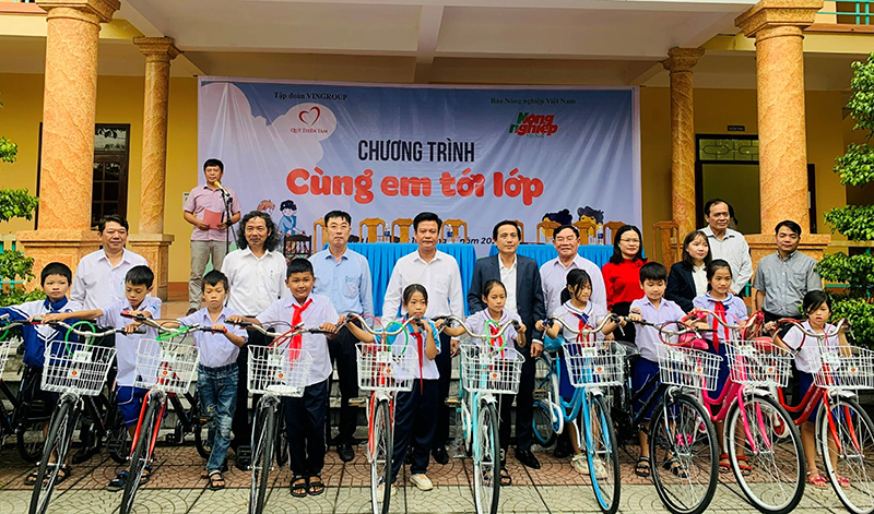 Đại diện Báo Nông nghiệp Việt Nam, Quỹ Thiện tâm và huyện Quảng Ninh trao tặng xe đạp cho các em học sinh có hoàn cảnh khó khăn trên địa bàn.