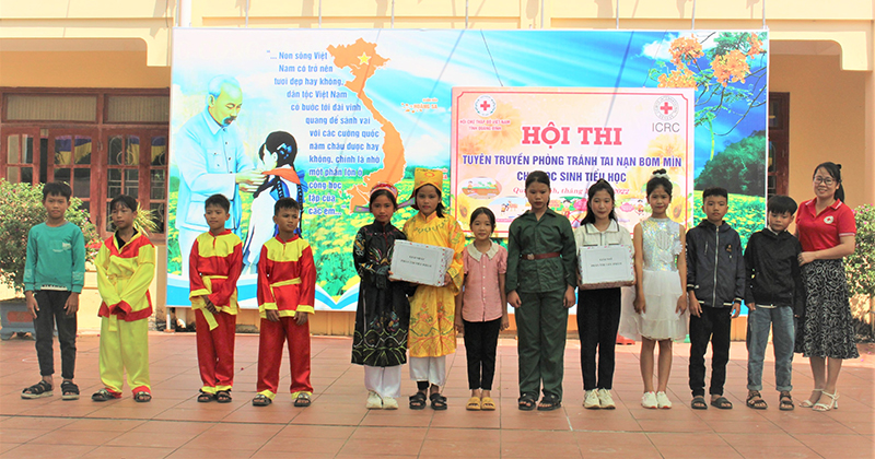 Đại diện lãnh đạo Hội Chữ thập đỏ tỉnh trao thưởng cho các em học sinh dạt giải tại cuộc thi