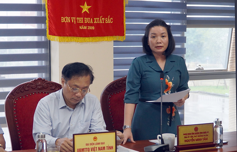 Đồng chí Phó trưởng đoàn chuyên trách Đoàn ĐBQH Nguyễn Minh Tâm trình bày tóm tắt dự kiến nội dung, chương trình kỳ họp thứ 4