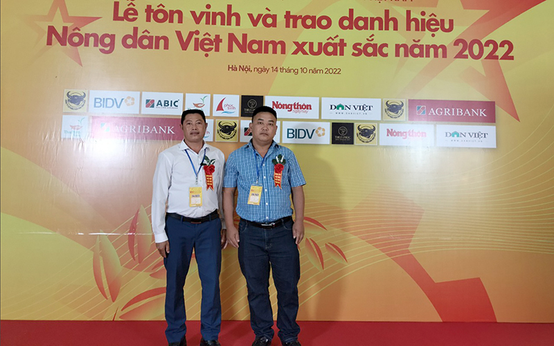 Hai hội viên nông dân Phạm Tuyên và Hoàng Minh Thắng tham gia Lễ tôn vinh và trao danh hiệu Nông dân Việt Nam xuất sắc năm 2022