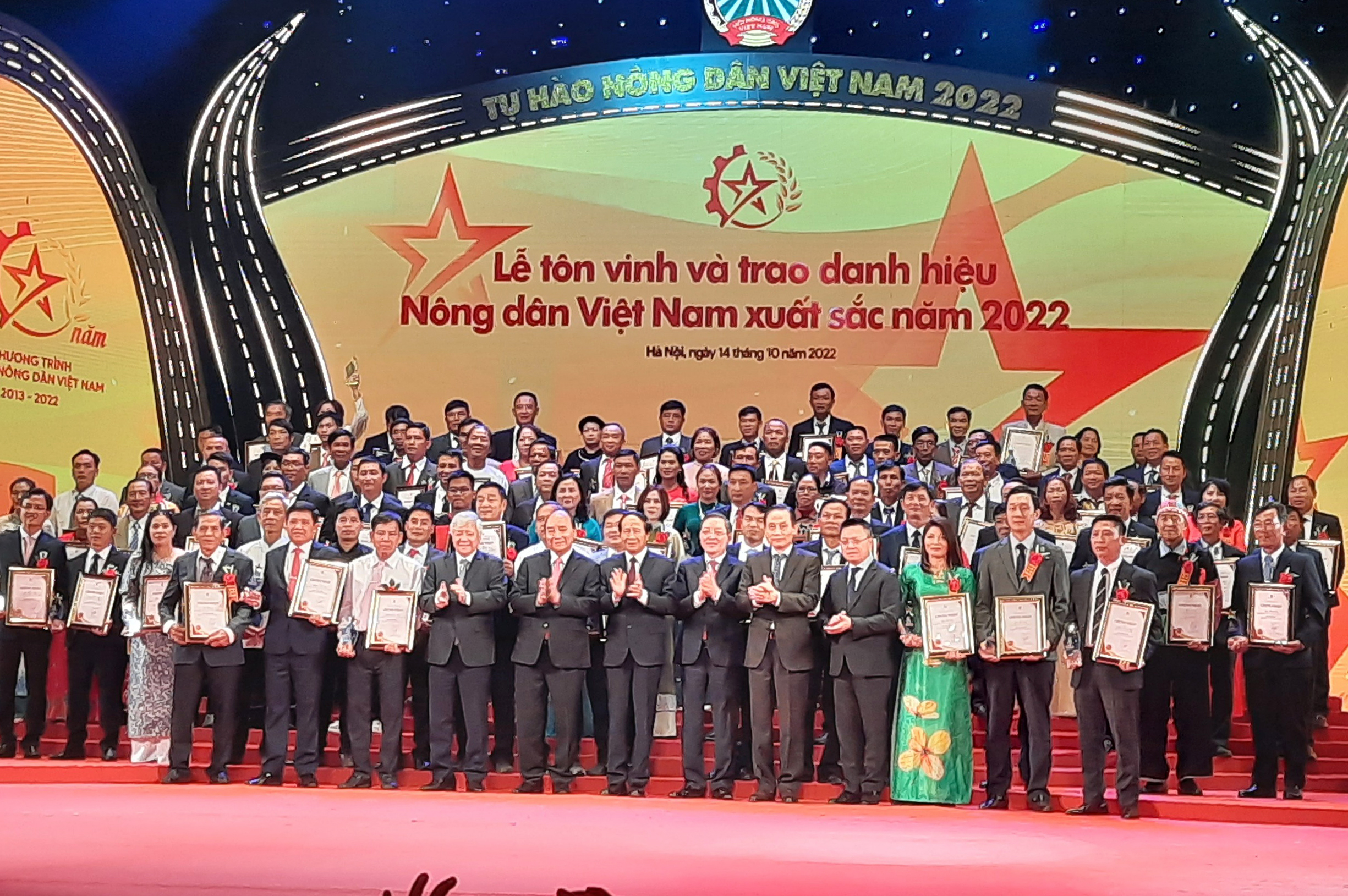 Chủ tịch nước Nguyễn Xuân Phúc và các đồng chí lãnh đạo Đảng, Nhà nước chụp ảnh lưu niệm cùng 100 nông dân Việt Nam xuất sắc năm 2022