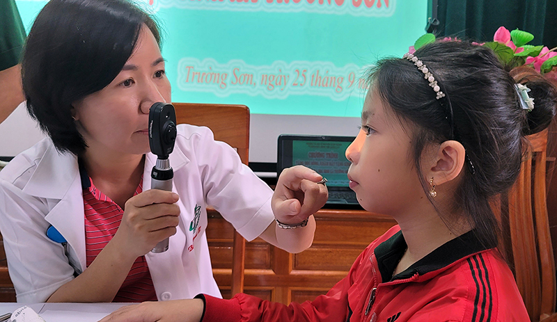 Bác sĩ Hoàng Vân Hạnh khám mắt cho các em học sinh Trường PTDT bán trú THCS xã Trường Sơn (Quảng Ninh).