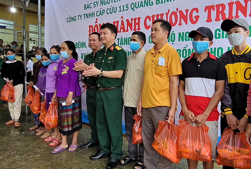 Đoàn y bác sĩ Bệnh viện Quân y 175 trao quà cho đồng bào xã Trường Sơn (Quảng Ninh).