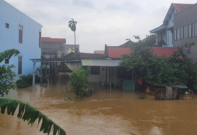 Nhiều nhà dân trên địa bàn huyện Lệ Thuỷ bị ngập do ảnh hưởng của mưa lũ.