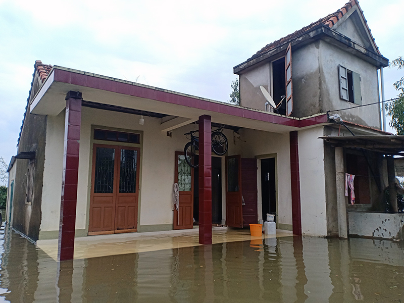 Nhiều nhà dân ở thôn Thế Lộc, xã Tân Ninh (Quảng Ninh) bị ngập do mưa lớn.