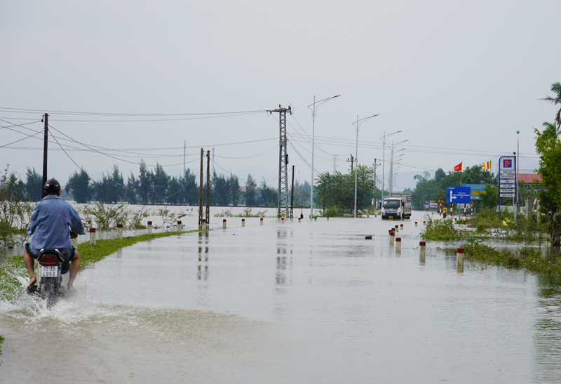 Tuyến đường tỉnh 564B đi qua huyện Quảng Ninh bị ngập lụt cục bộ ở nhiều điểm.