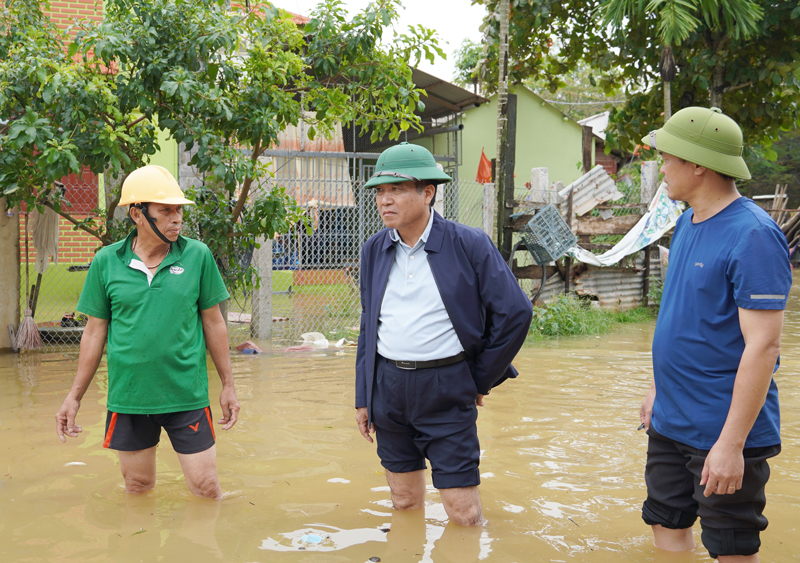 Đồng chí Phó Chủ tịch Thường trực UBND tỉnh Đoàn Ngọc Lâm kiểm tra tình hình lũ lụt tại thị trấn Kiến Giang, huyện Lệ Thủy.