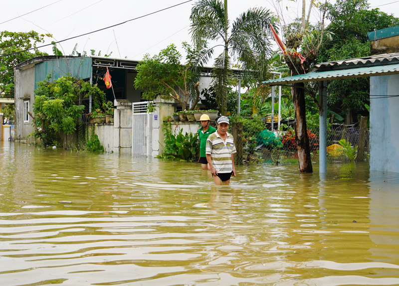 Nhiều khu vực ở các xã vùng giữa huyện Lệ Thủy bị ngập nước, có nơi ngập trên 0,7m.