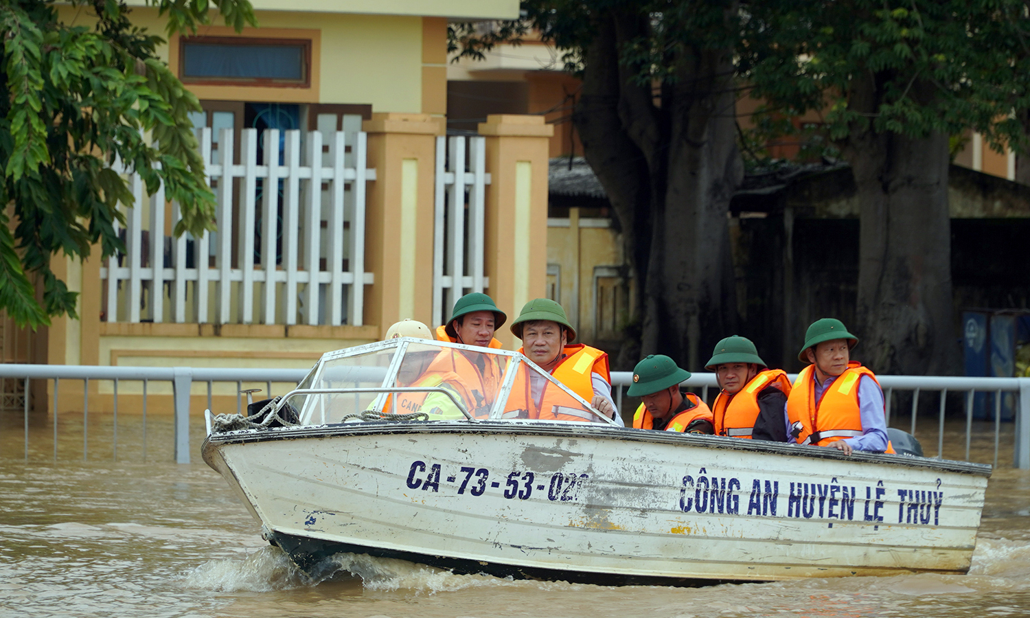 Đồng chí Bí thư Tỉnh ủy Vũ Đại Thắng và đoàn công tác kiểm tra tình hình tại địa bàn thị trấn Kiến Giang