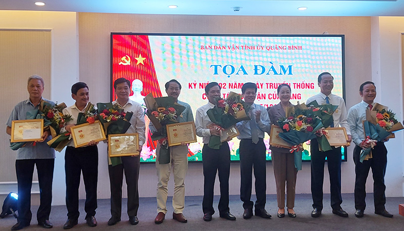 Đồng chí Trưởng ban Dân vận Tỉnh ủy Lê Văn Bảo trao Kỷ niệm chương  "Vì sự nghiệp dân vận " cho các cá nhân.