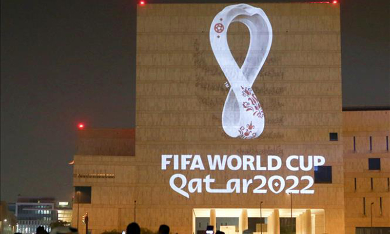 Logo Giải vô địch bóng đá thế giới của FIFA tại một tòa nhà ở Doha, Qatar. Ảnh tư liệu: AFP/TTXVN