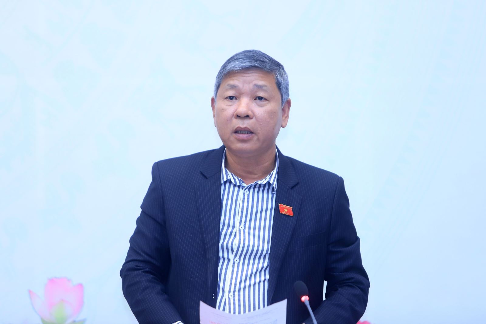 Phó Chủ nhiệm Ủy ban Xã hội của Quốc hội Nguyễn Hoàng Mai trả lời báo chí tại cuộc họp báo.