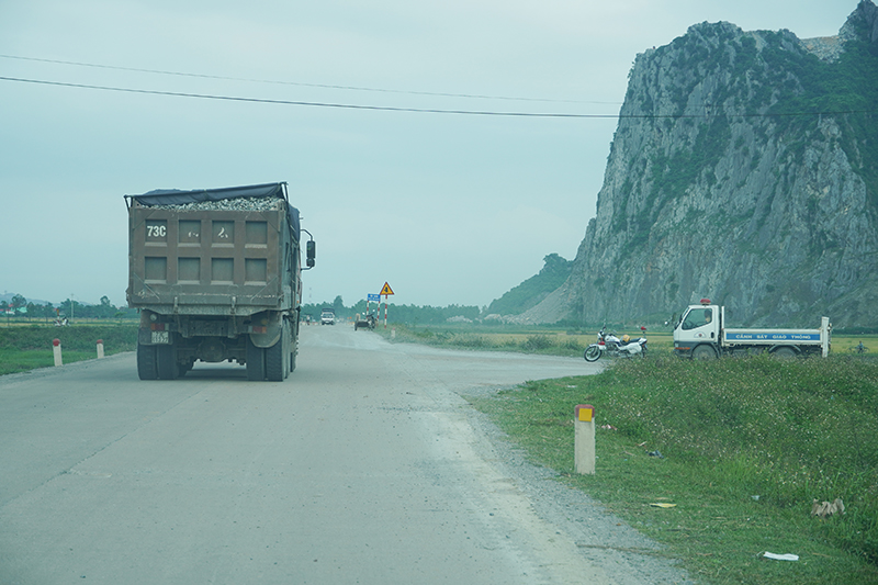 Tình trạng phương tiện vận tải chở hàng che chắn sơ sài làm rơi vãi vật liệu xuống đường vẫn diễn ra trên địa bàn tỉnh.