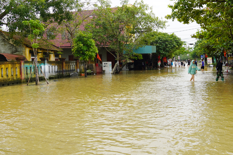 Nhiều xã vùng giữa huyện Lệ Thủy bị ngập lụt trong đợt mưa hoàn lưu của bão số 5 và không khí lạnh.