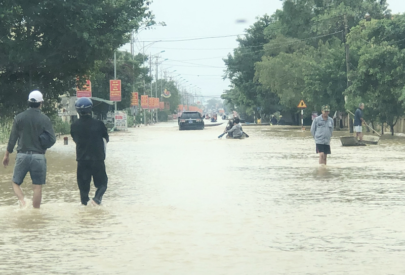 Tuyến đường từ ngả tư Cam Liên vào trung tâm huyện lỵ Lệ Thủy bị ngập khá sâu.