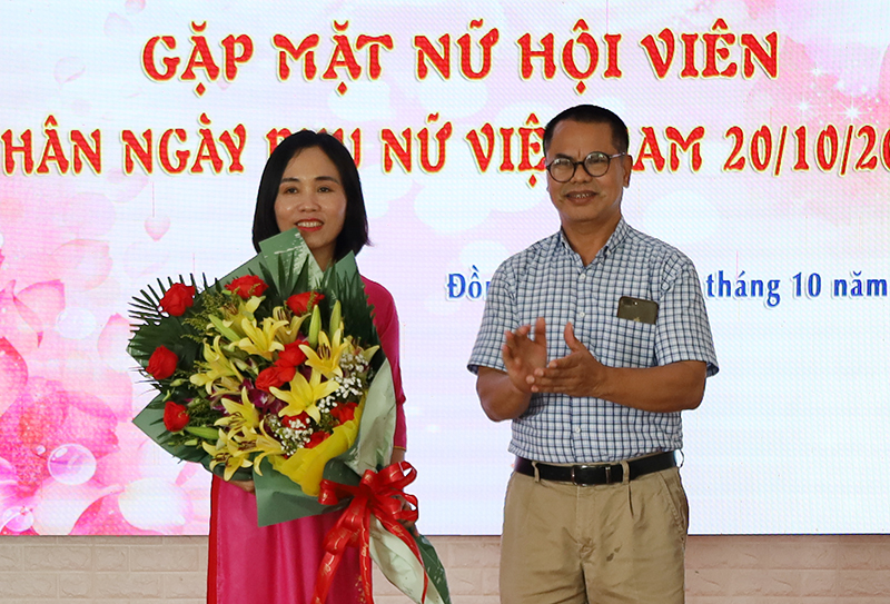 Chủ tịch Hội Văn học-Nghệ thuật Quảng Bình Phan Đình Tiến tặng hoa chúc mừng hội viên nữ nhân kỷ niệm Ngày Phụ nữ Việt Nam 20/10.