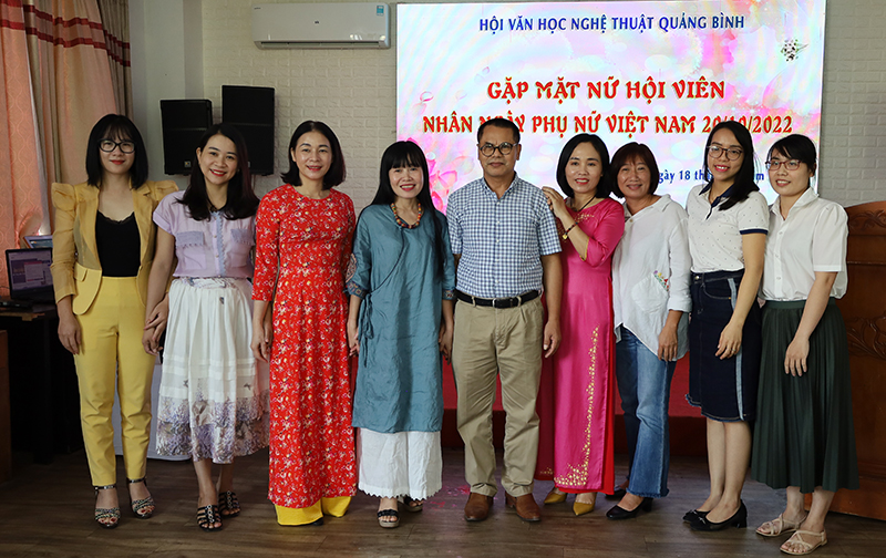 Chủ tịch Hội Văn học-Nghệ thuật Quảng Bình với các nữ hội viên.