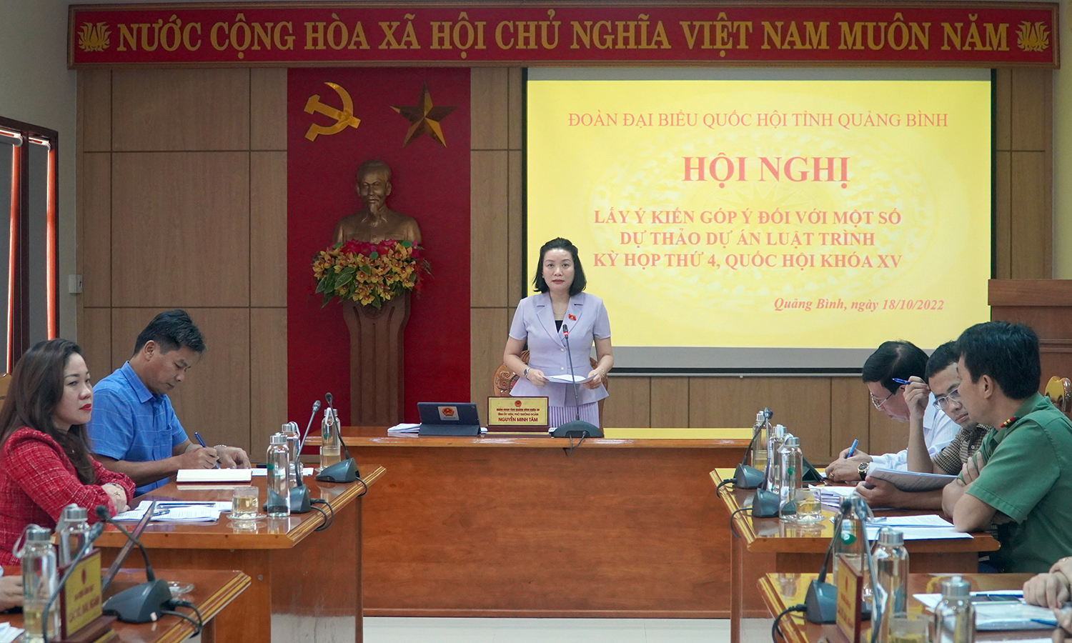 Đồng chí Nguyễn Minh Tâm, Tỉnh ủy viên, Phó trưởng đoàn chuyên trách Đoàn ĐBQH tỉnh phát biểu tại hội nghị