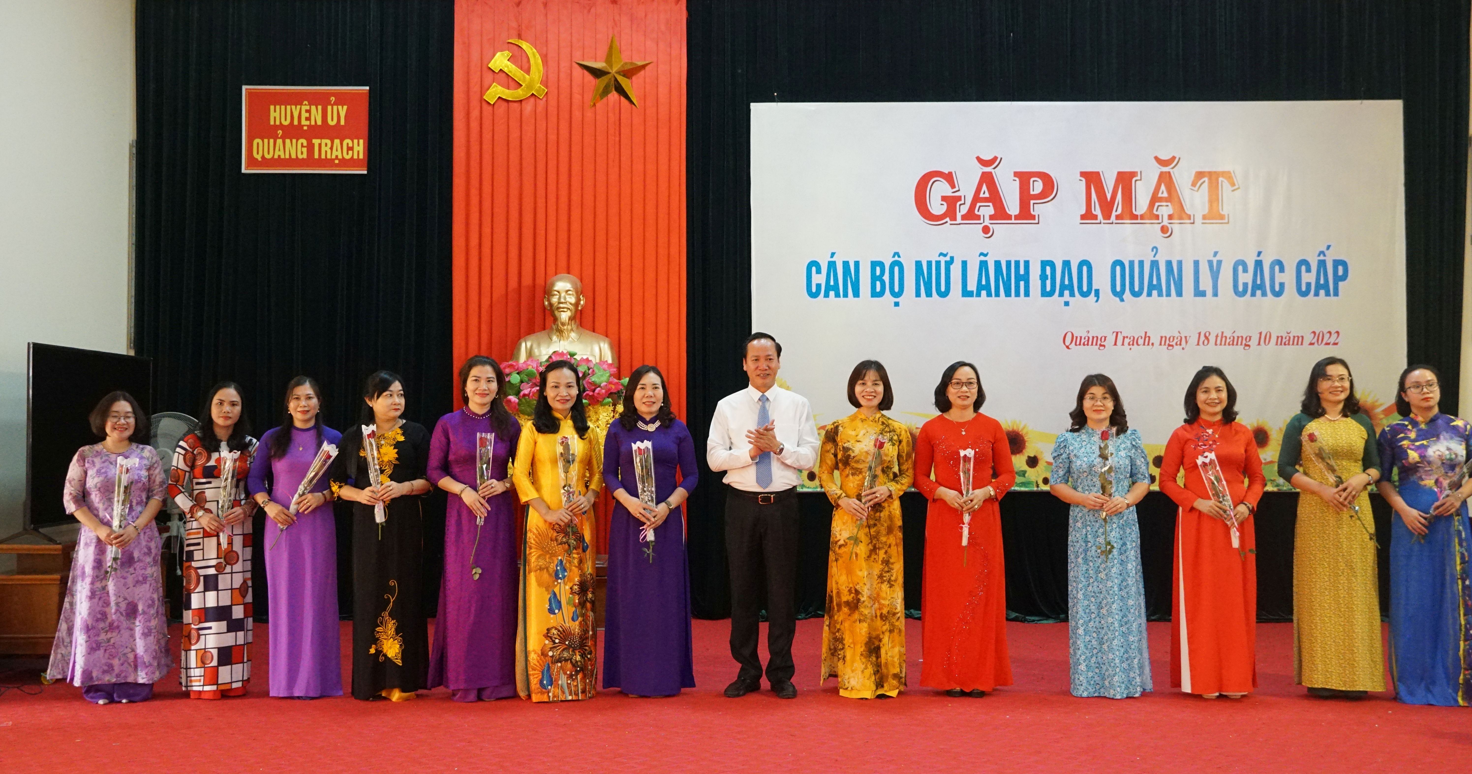 Đồng chí Bí thư Huyện ủy Quảng Trạch Nguyễn Xuân Đạt tặng hoa chúc mừng đội ngũ cán bộ lãnh đạo, quản lý thuộc diện Ban Thường vụ Huyện ủy quản lý.