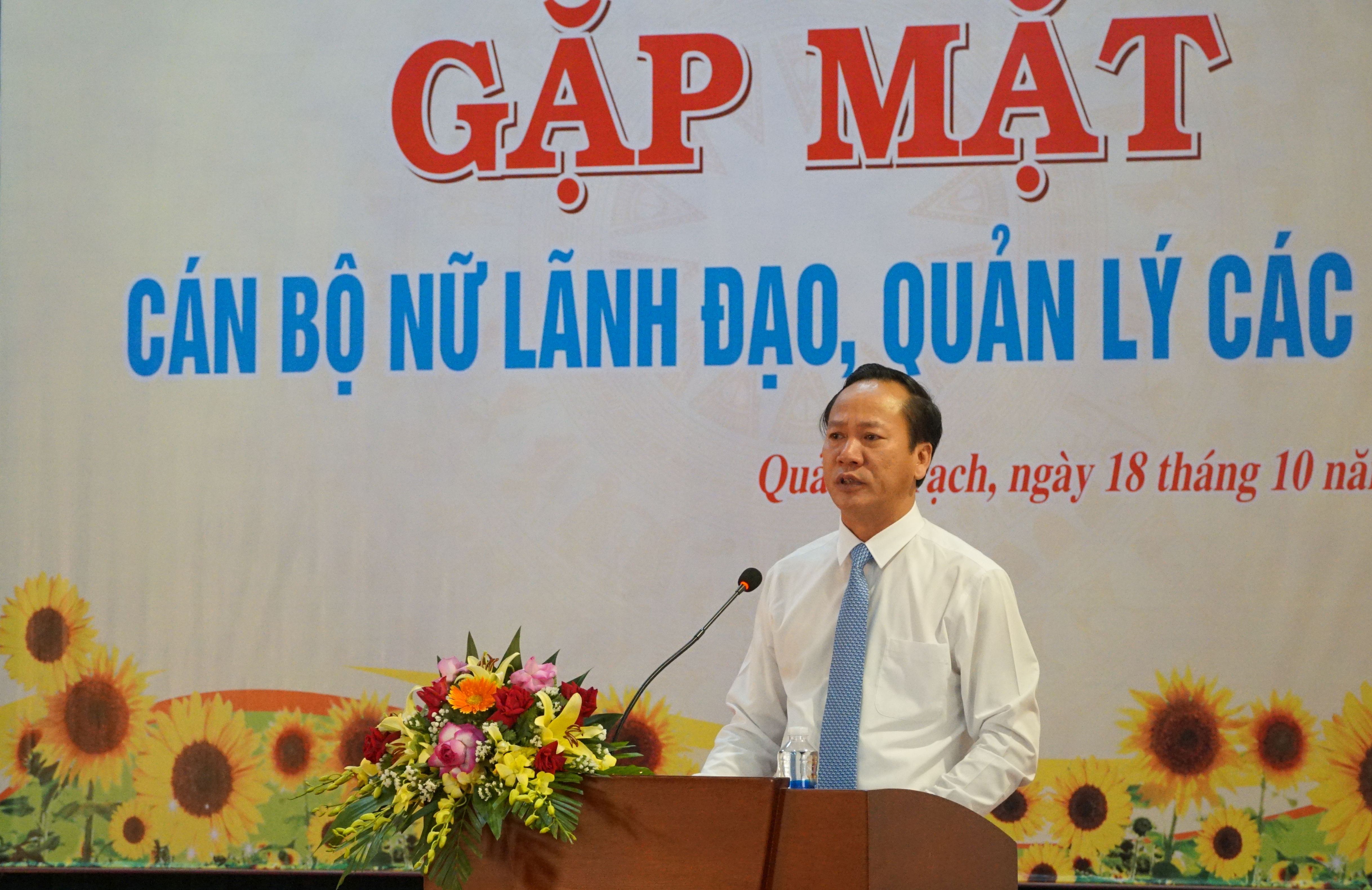 Đồng chí Bí thư Huyện ủy Quảng Trạch phát biểu tại buổi gặp mặt.