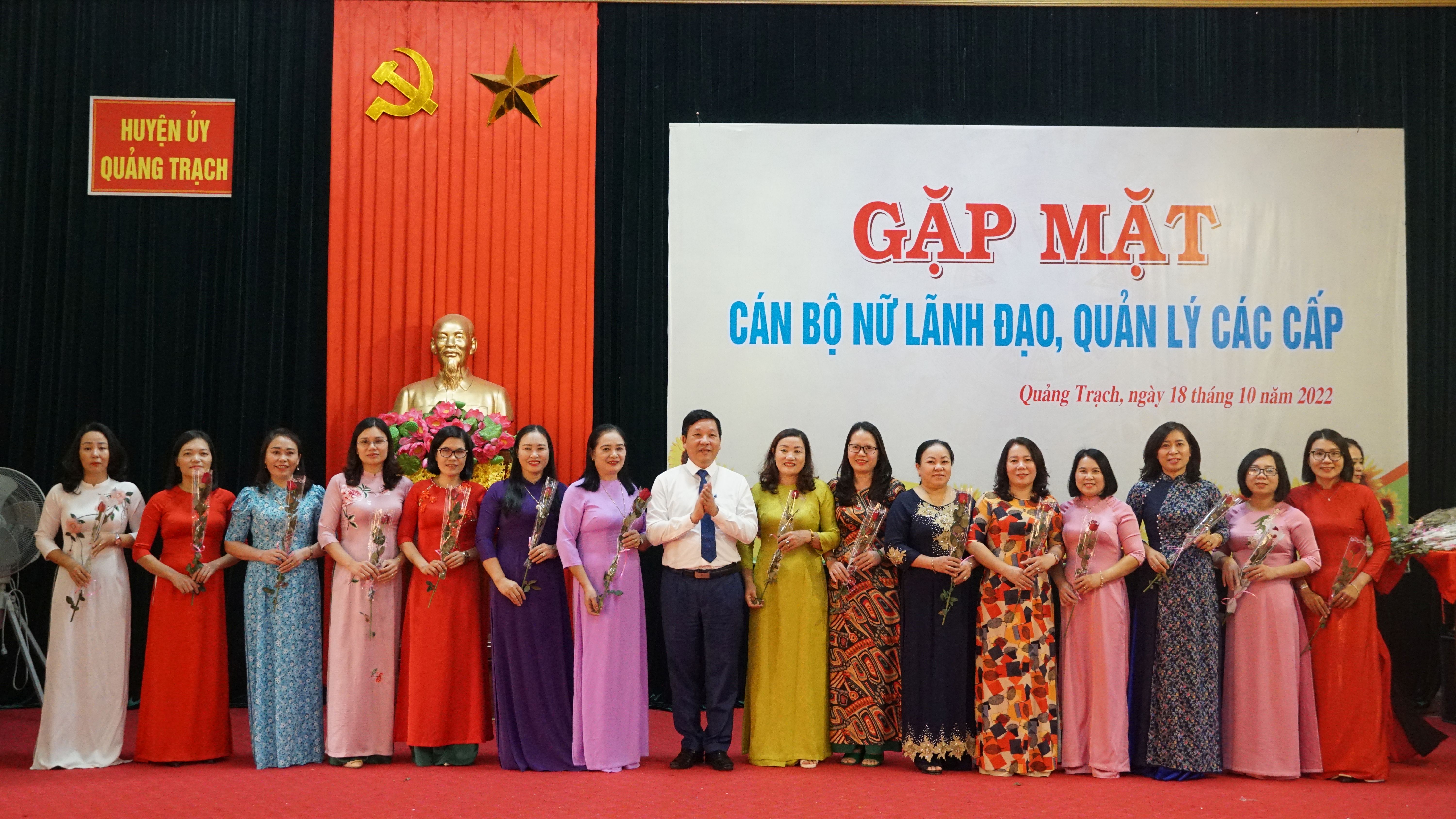 Đồng chí Chủ tịch UBND huyện Quảng Trạch Phan Văn Thanh tặng hoa chúc mừng đội ngũ cán bộ lãnh đạo, quản lý thuộc diện Ban Thường vụ Huyện ủy quản lý.
