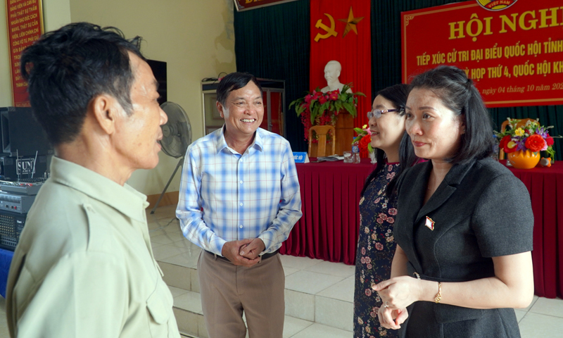Đồng chí Phó trưởng đoàn chuyên trách Đoàn ĐBQH tỉnh Nguyễn Minh Tâm trao đổi với với cử tri huyện Bố Trạch.