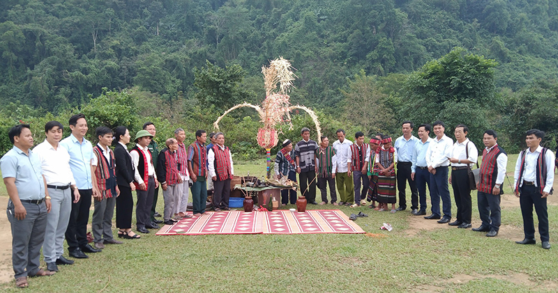 Các cơ quan có liên quan tham dự lễ hội mừng cơm mới cùng đồng bào dân tộc Bru-Vân Kiều tại xã Ngân Thuỷ.
