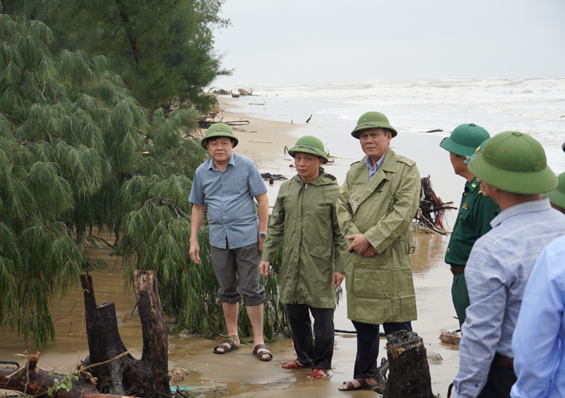 Đồng chí Chủ tịch UBND tỉnh Trần Thắng kiểm tra thực địa tình hình sạt lở tuyến kè biển tại TDP Tân Mỹ, phường Quảng Phúc.