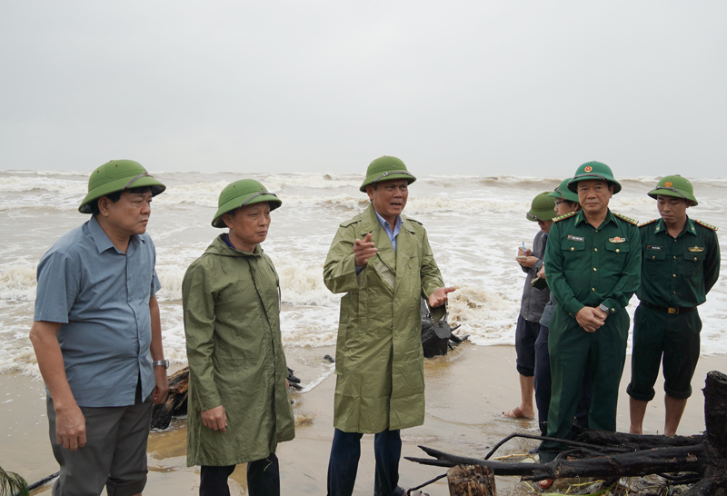 Đồng chí Chủ tịch UBND tỉnh Trần Thắng chỉ đạo các sở, ngành, đơn vị liên quan nghiên cứu phương án khắc phục tình trạng sạt lở tuyến kè biển.