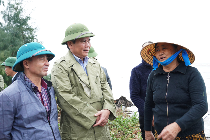 Đồng chí Chủ tịch UBND tỉnh Trần Thắng chia sẻ với những lo lắng của người dân địa phương trước tình trạng sạt lở tuyến kè biển.