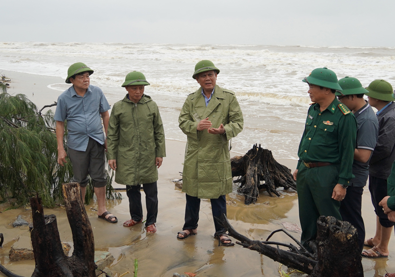 Đồng chí Chủ tịch UBND tỉnh Trần Thắng chỉ đạo các lực lượng chức năng chủ động phương án di dời người dân trong khu vực bị ảnh hưởng do tuyến kè biển sạt lở tới nơi an toàn khi có tình huống bão lũ.