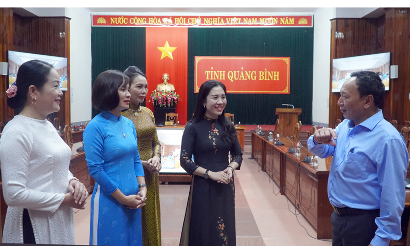 Đồng chí Phó Bí thư Thường trực Tỉnh ủy, Chủ tịch HĐND tỉnh Trần Hải Châu trò chuyện với đại biểu tại hội nghị Thủ tướng Chính phủ đối thoại với phụ nữ Việt Nam.