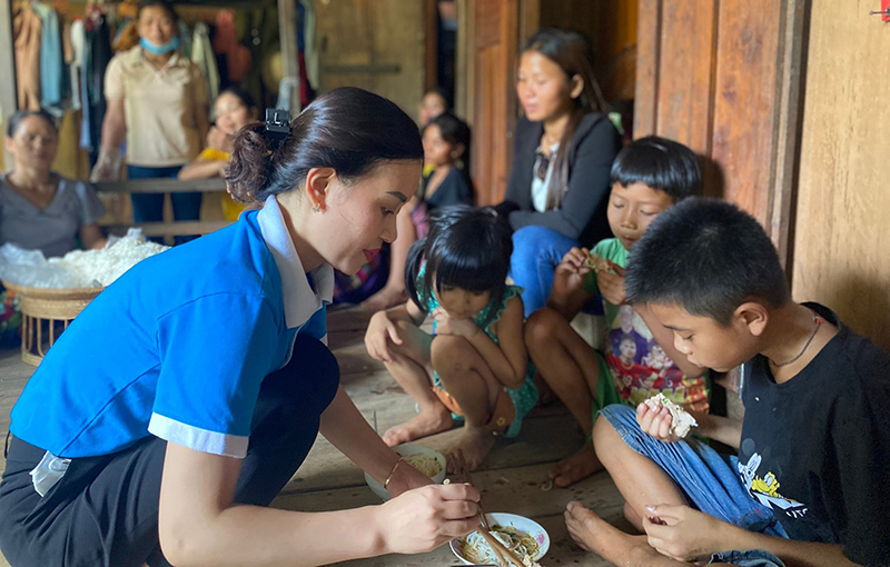 Cán bộ, hội viên Hội LHPN huyện Minh Hóa chăm lo cho trẻ em các xã miền núi, đặc biệt khó khăn.