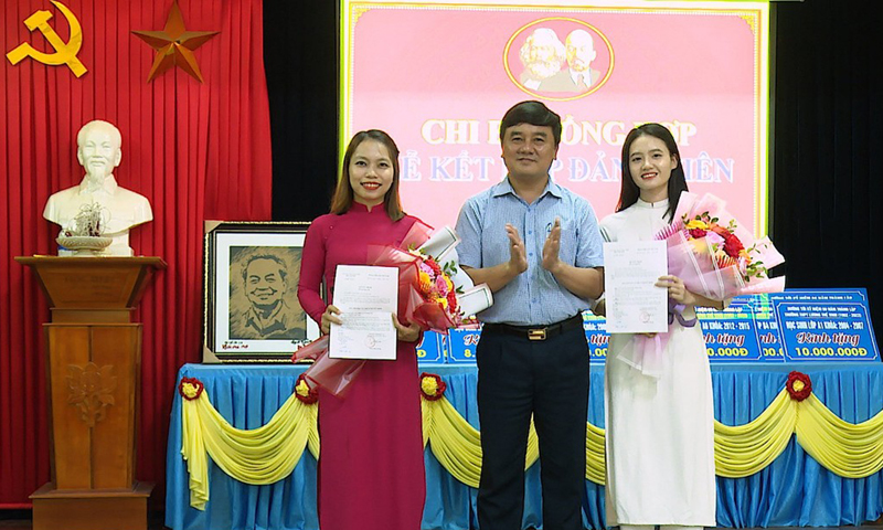 Em Trần Thanh Tâm và một giáo viên của trường nhận quyết định kết nạp đảng viên mới .