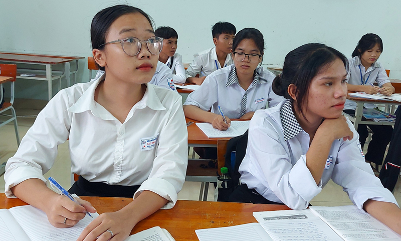 Ước mơ trở thành đảng viên là động lực để Cao Thị Oanh (đeo kính, bàn đầu), Trường phổ thông Dân tộc nội trú tỉnh luôn nỗ lực trong học tập, rèn luyện.