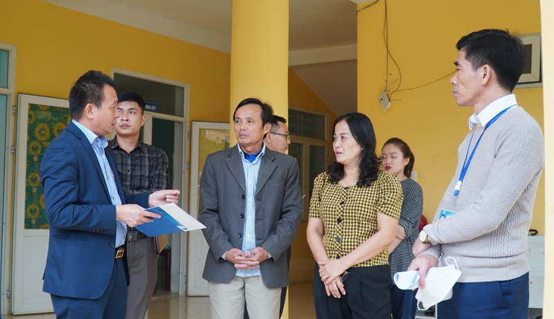 Bác sĩ Đỗ Quốc Tiệp, Giám đốc CDC Quảng Bình trao đổi trực tiếp với Ban Giám hiệu Trường mầm non Lương Ninh về công tác phòng chống dịch SXH trong nhà trường.
