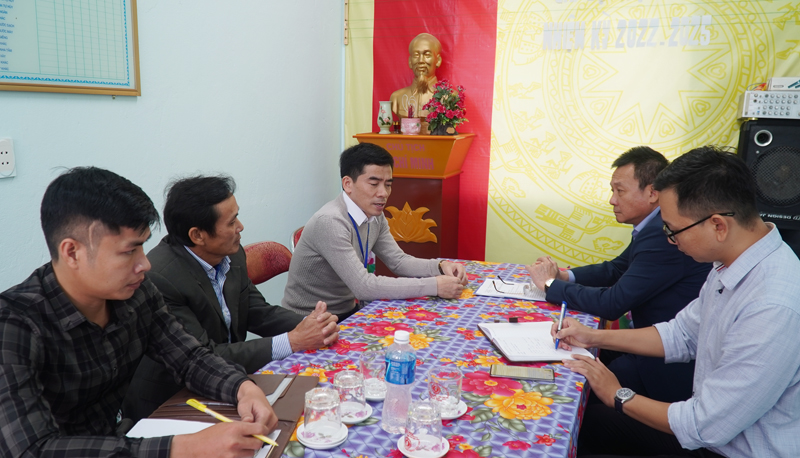 Lãnh đạo CDC Quảng Bình làm việc với các đơn vị về công tác  phòng, chống dịch SXH tại địa bàn xã Lương Ninh khi ghi nhận ca bệnh tử vong đầu tiên.